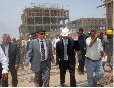 Almotamar Net - Vice-President of Yemen Abid Rabu mansour Hadi on Thursday visited the province of Abyan during which he inspected and laid foundation stone for a number of development projects in areas of roads, youth and sport. 