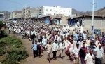 Almotamar Net - More than 400 inhabitants of Lahj governorate from Al-Uzaiba tribe on Tuesday gathered around a tent erected in front of Lahj governorate building. The gathering was in protest t what they said that the son of Abdulwahab al-Anisy, secretary general of the Yemeni Congregation for Reform (Islah) party is leading a gang that plunders their lands in the district of Tabn. 