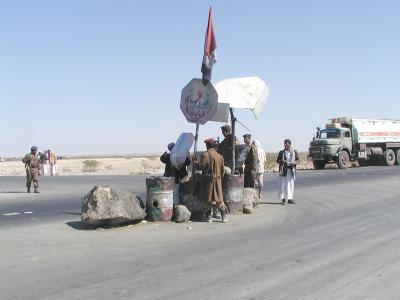 Almotamar Net - 6 Yemeni soldiers received Sunday medium wounds in dynamite explosion and a bomb hurled by unidentified persons at two security checkpoints on the road of Al-Qatan-Seyoun Hadramout governorate, Yemen. 