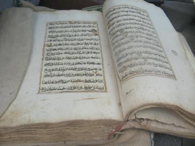 Almotamar Net - Competent authorities at Sanaa International airport have on Sunday foiled an attempt to smuggle 38 rare Yemeni historical manuscripts spotted in possession of a Qatari lady prior to her departure of Sanaa sir space. The event happened to coincide with the second day of the 1st Exhibition for photos of rare Quran manuscripts organised by the Ministry of Culture in Yemen to inform researches and those interested people in the importance of treasures relating of the valuable and rare manuscripts. 