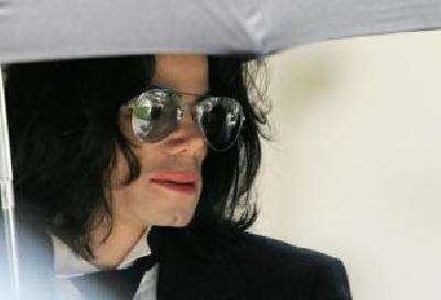 Almotamar Net - Michael Jackson asked me in a private conversation if Id be willing to donate sperm on his behalf, says Lester. One of Michael Jacksons closest friends, the former child star Mark Lester, has claimed he is the real father of the singers daughter and would willingly take a paternity test to prove it.