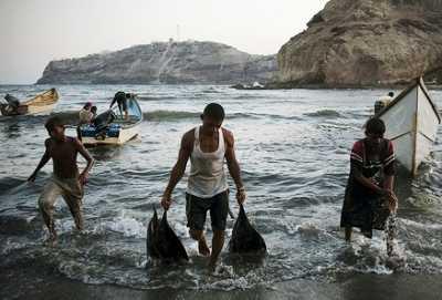 Almotamar Net - Sources of Yemeni Coast Guard has said Saturday that Eritrean prorates in the past two days intercepted four Yemeni fishing boats carrying 26 Yemeni fishermen while they  were in the international waters. 