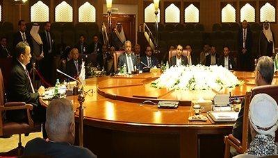 Almotamar Net - The Yemeni talks session continued on Sunday evening in Kuwait to discuss firming up the ceasefire.

This comes in light of indications on the insistence of Saudi Arabia to hinder the dialogue and the failure of the United Nations to press for a real and full cease of the aggression.

The national delegation and Riyadh�s delegation met in the morning session with the two members assigned to follow up the truce committees and consolidating the ceasefire.

Riyadh�s delegation tried to evade and move on to discuss the agenda.
