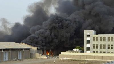 Almotamar Net - Saudi aggression fighter jets waged on Tuesday morning three air raids against civilian targets in Hodeida city, an official said.
The raids targeted Political Security buildings in downtown the port city.
