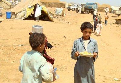 Almotamar Net - Deputy governor of Hajja governorate, Hilal al-Soufi met with the executive unit of managing internally displaced people (IDPs) to discuss the humanitarian situation in the province.

The meeting reviewed the IDPs dire humanitarian situation over the past year, and put forward a plan for supporting the IDPs in 2017.
